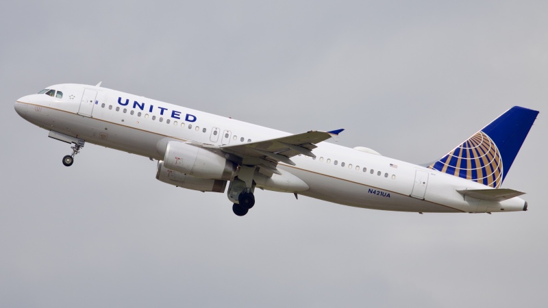 Photo of N421UA - United Airlines Airbus A320 at IAH on AeroXplorer Aviation Database