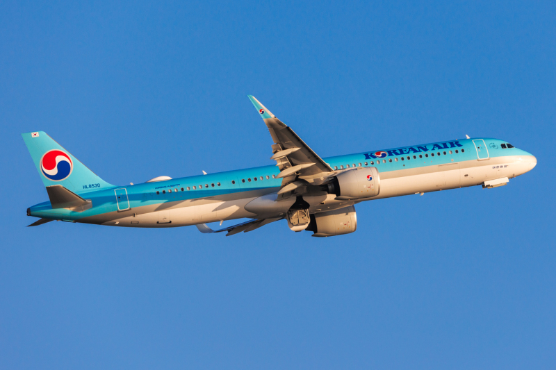 Photo of HL8530 - Korean Air Airbus A321NEO at HKG on AeroXplorer Aviation Database