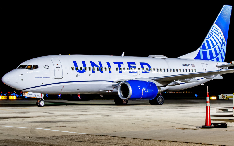 Photo of N24715 - United Airlines Boeing 737-700 at CMI on AeroXplorer Aviation Database