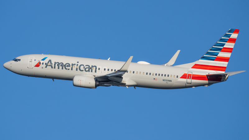 Photo of N939NN - American Airlines  Boeing 737-800 at DCA on AeroXplorer Aviation Database