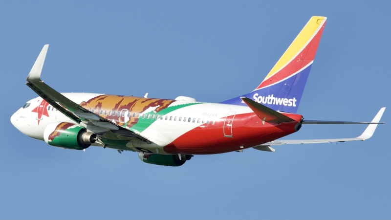 Photo of N943WN - Southwest Airlines Boeing 737-700 at HOU on AeroXplorer Aviation Database