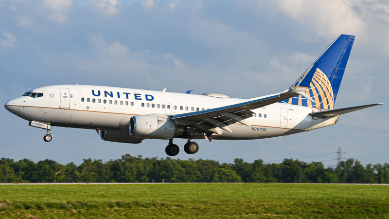 Photo of N25705 - United Airlines Boeing 737-700 at KCLE on AeroXplorer Aviation Database