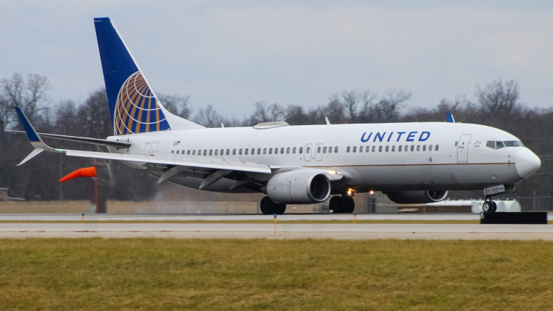 Photo of N79521 - United Airlines Boeing 737-800 at CVG on AeroXplorer Aviation Database