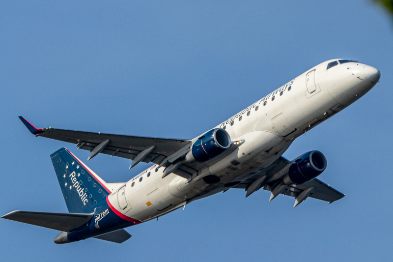 Photo of N403YX - Republic Airways Embraer E170 at DCA on AeroXplorer Aviation Database