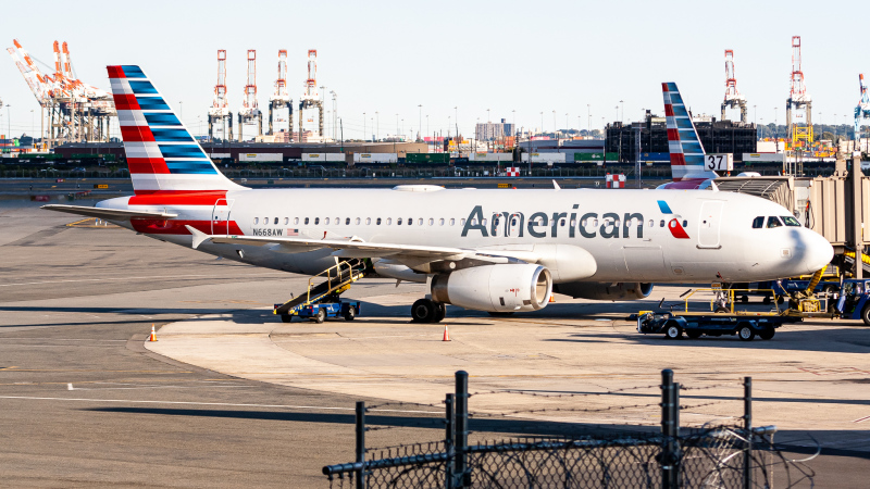 Photo of N668AW - American Airlines Airbus A320 at EWR on AeroXplorer Aviation Database