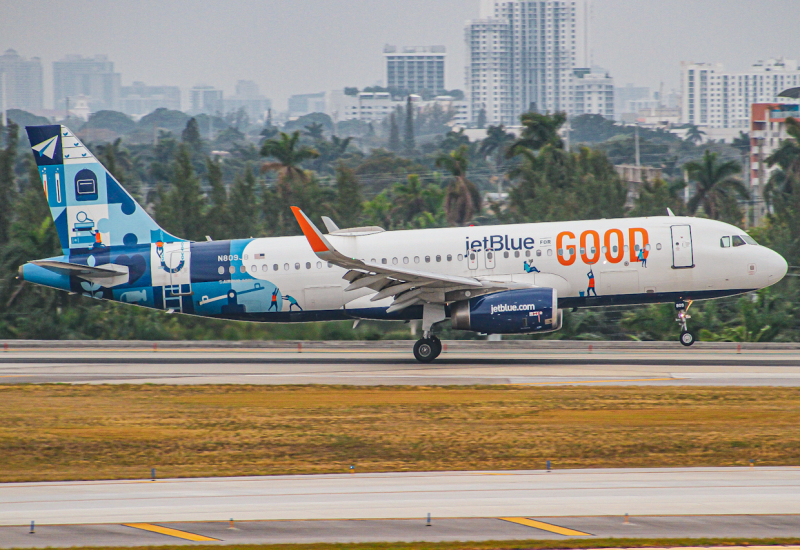 Photo of N809JB - JetBlue Airways Airbus A320 at FLL on AeroXplorer Aviation Database