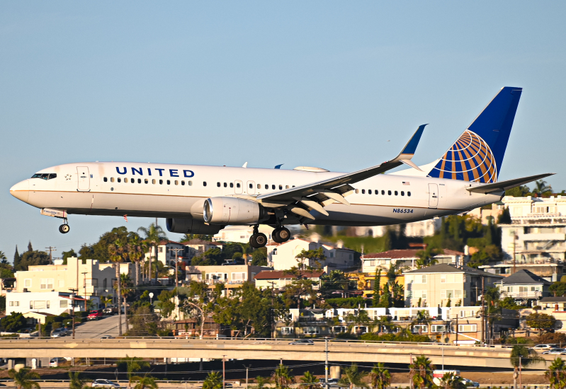 Photo of N86534 - United Airlines Boeing 737-800 at SAN on AeroXplorer Aviation Database