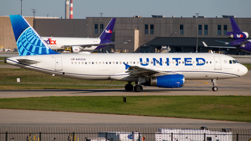 Photo of N452UA - United Airlines Airbus A320 at IND on AeroXplorer Aviation Database