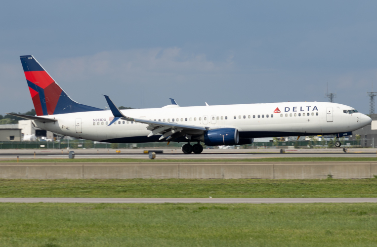 Photo of N913DU - Delta Airlines Boeing 737-900ER at MSP on AeroXplorer Aviation Database