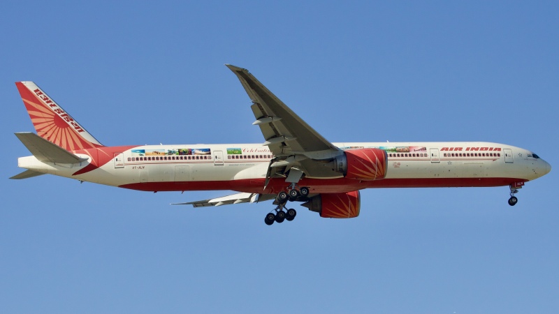 Photo of VT-ALN - Air India Boeing 777-300ER at IAH on AeroXplorer Aviation Database