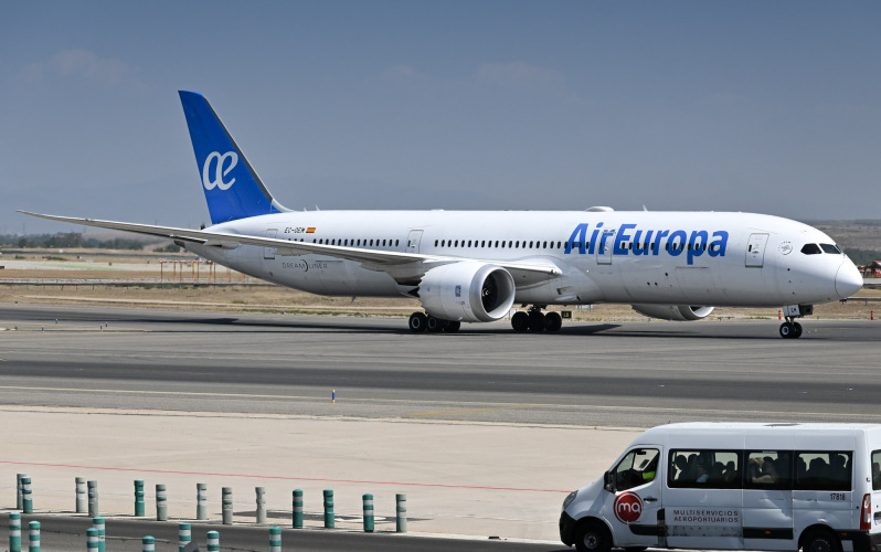 Photo of EC-OEM - Air Europa Boeing 787-9 at MAD on AeroXplorer Aviation Database