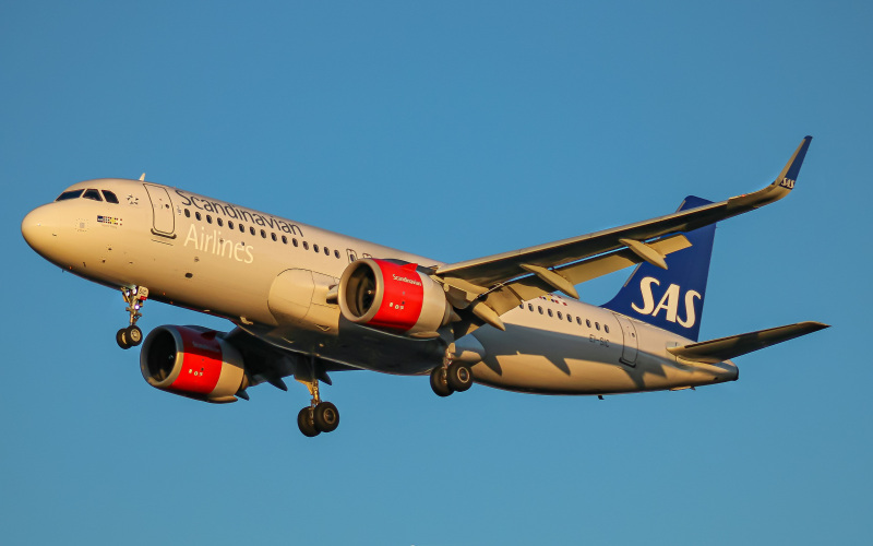 Photo of EI-SIC - Scandinavian Airlines Airbus A320NEO at LHR on AeroXplorer Aviation Database