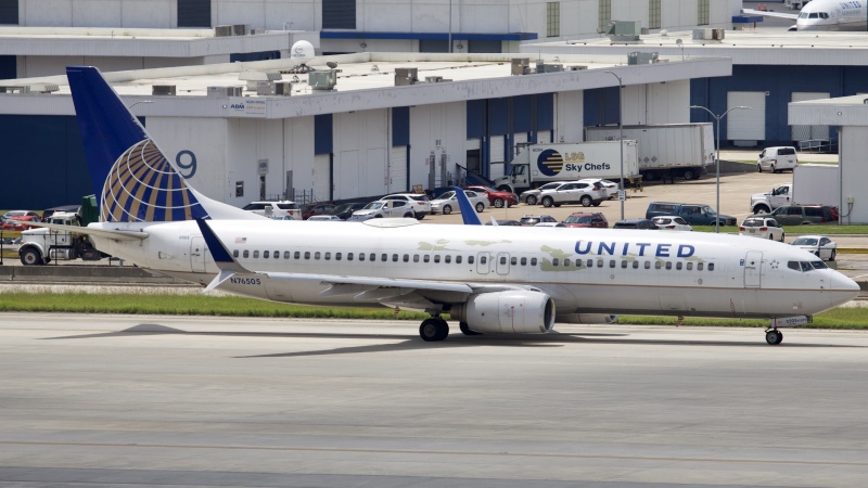 Photo of N76505 - United Airlines Boeing 737-800 at IAH on AeroXplorer Aviation Database
