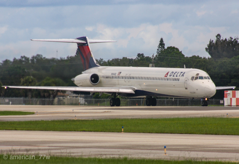 Photo of N984DL - Delta Airlines Mcdonnell Douglas MD-88 at SRQ on AeroXplorer Aviation Database