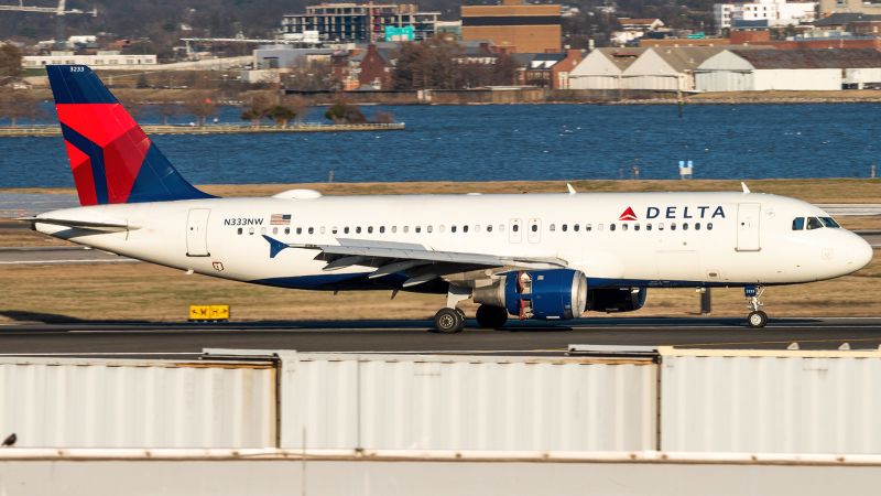Photo of N333NW - Delta Airlines Airbus A320 at DCA on AeroXplorer Aviation Database