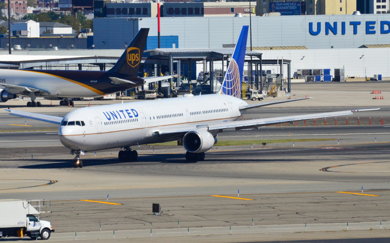 Photo of N76062 - United Airlines Boeing 767-400ER at EWR on AeroXplorer Aviation Database