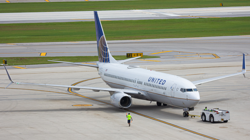 Photo of N77525 - United Airlines Boeing 737-800 at FLL on AeroXplorer Aviation Database