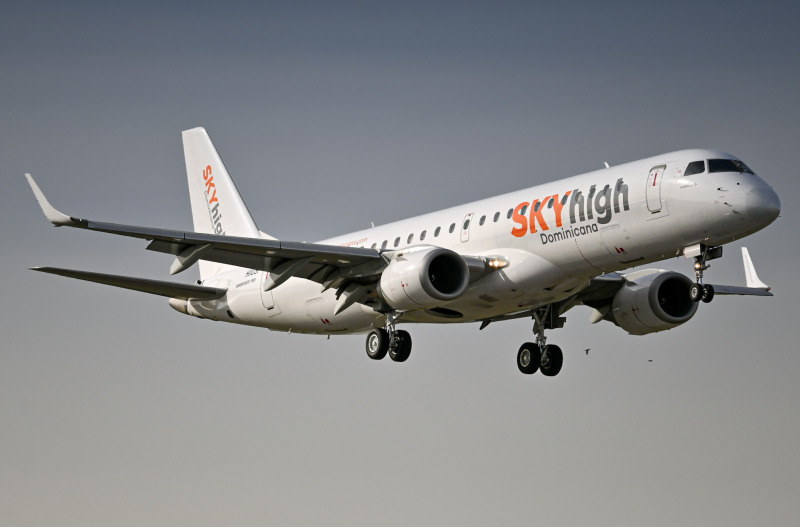 Photo of HI1091 - SKYhigh Dominicana Embraer E190 at MIA on AeroXplorer Aviation Database