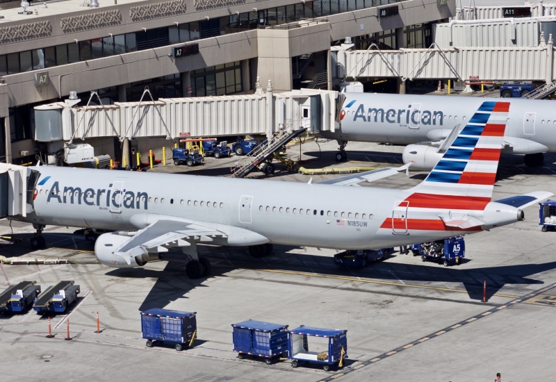 Photo of N185UW - American Airlines Airbus A321-200 at PHX on AeroXplorer Aviation Database
