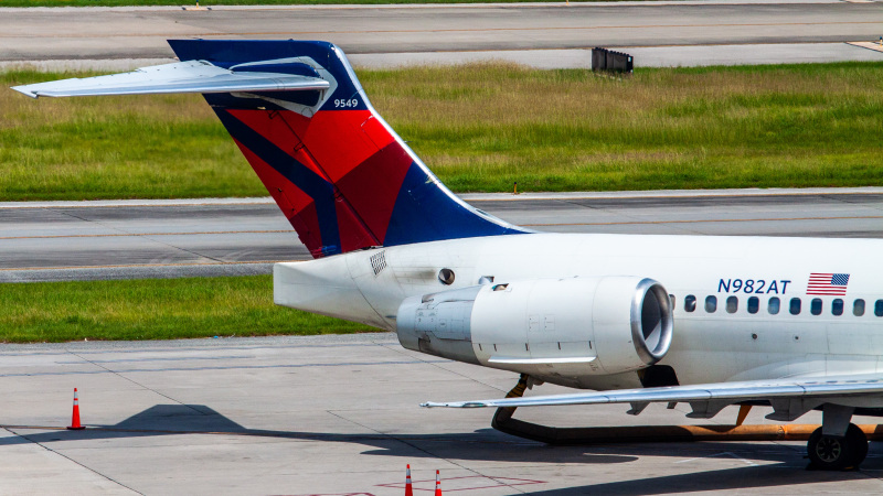 Photo of N982AT - Delta Airlines Boeing 717-200 at IAH on AeroXplorer Aviation Database