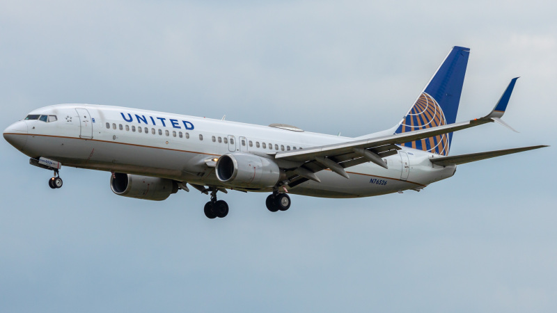 Photo of N76526 - United Airlines Boeing 737-800 at IAH on AeroXplorer Aviation Database