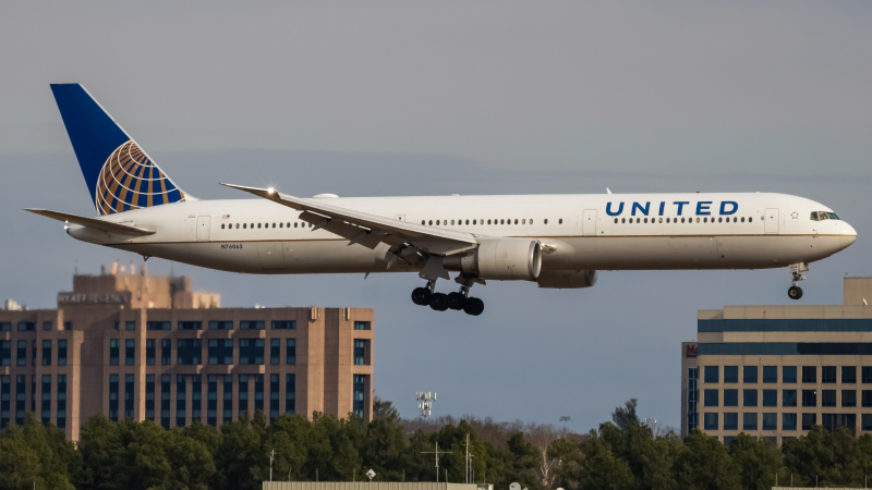 Photo of N76065 - United Airlines Boeing 767-400 at IAD on AeroXplorer Aviation Database