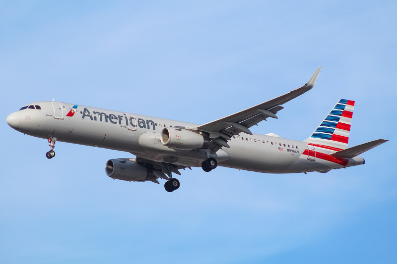 Photo of N996AN - American Airlines Airbus A321-200 at ORD on AeroXplorer Aviation Database