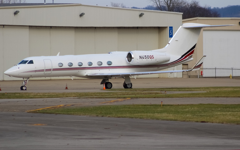 Photo of N450QS - NetJets Gulfstream IV at LUK on AeroXplorer Aviation Database