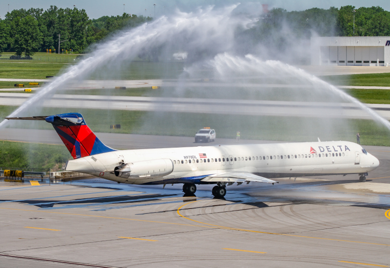 Photo of N978DL - Delta Airlines McDonnell Douglas MD-88 at CMH on AeroXplorer Aviation Database