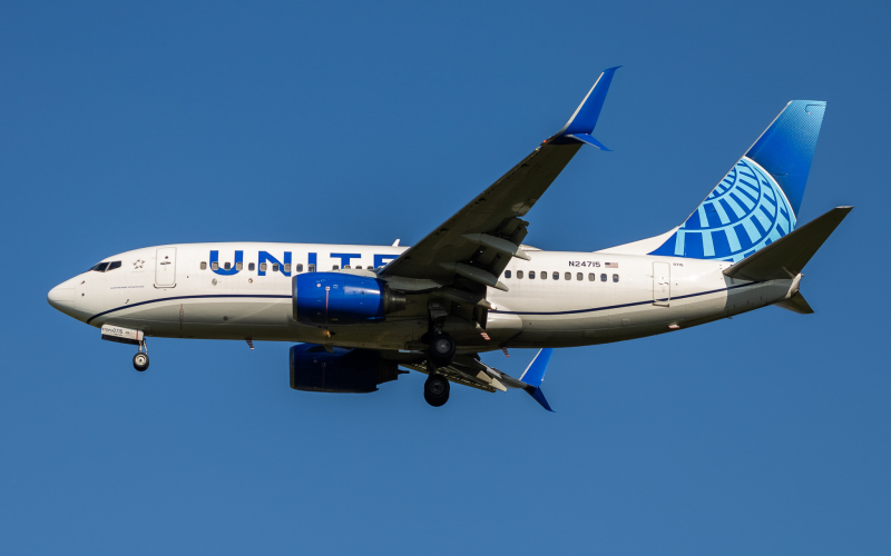Photo of N24715 - United Airlines Boeing 737-700 at IAD on AeroXplorer Aviation Database