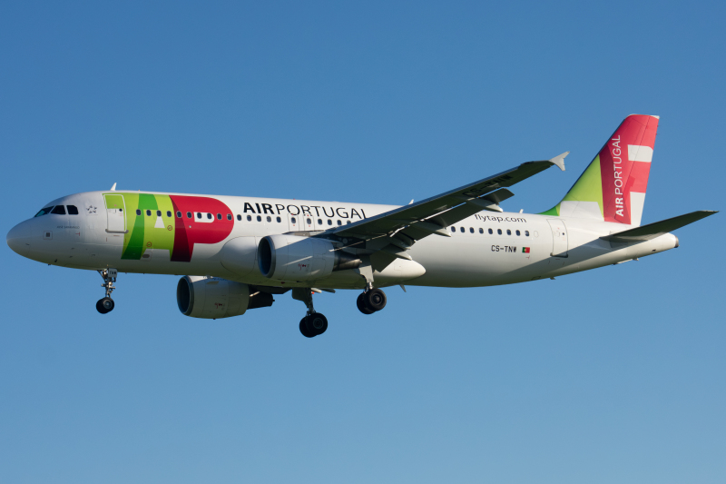 Photo of CS-TNW - TAP Air Portugal Airbus A320 at LIS on AeroXplorer Aviation Database