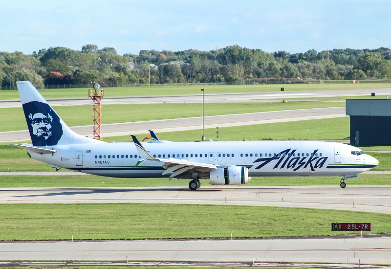 Photo of N481AS - Alaska Airlines Boeing 737-900ER at MKE on AeroXplorer Aviation Database