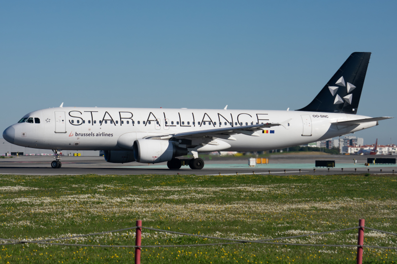 Photo of OO-SNC - Brussels Airlines Airbus A320 at LIS on AeroXplorer Aviation Database