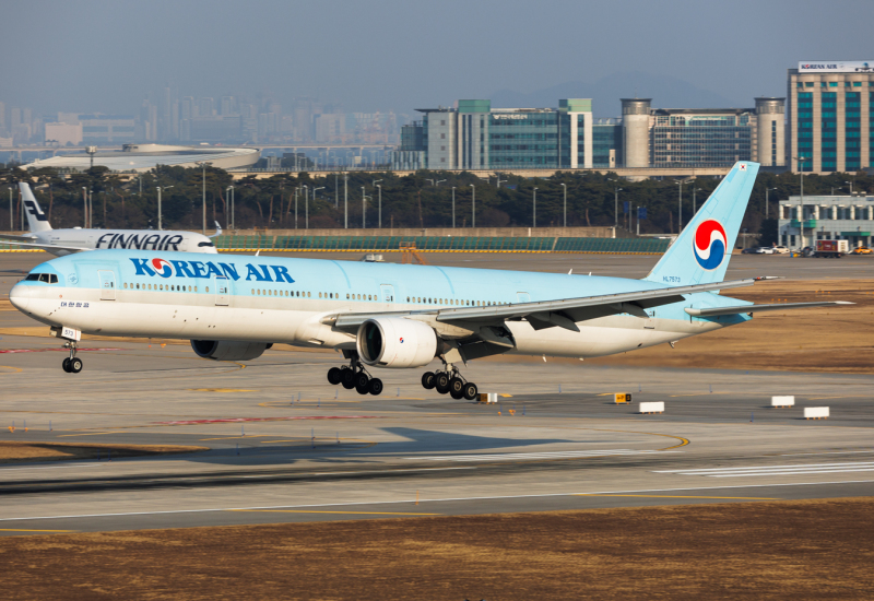 Korean Airlines Boeing 777-300ER landing