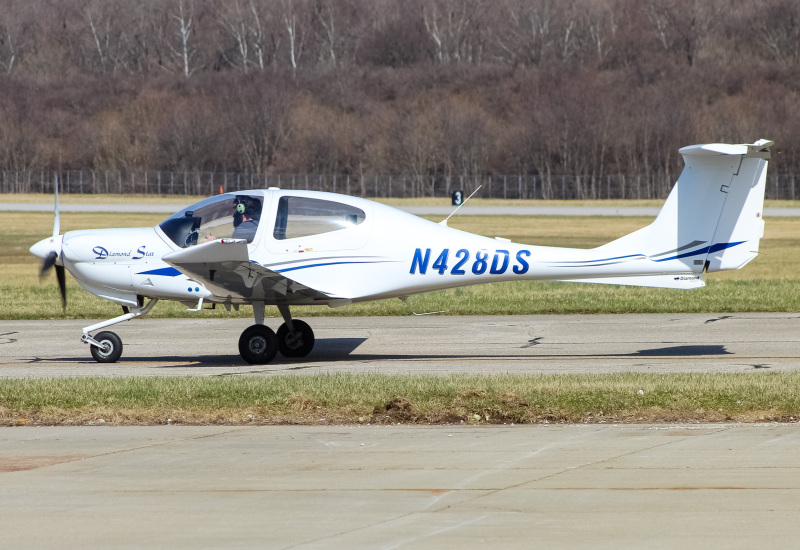 Photo of N428DS - PRIVATE Diamond DA-20 at LUK on AeroXplorer Aviation Database
