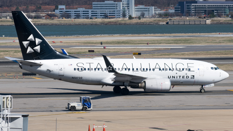 Photo of N13720 - United Airlines Boeing 737-700 at DCA on AeroXplorer Aviation Database