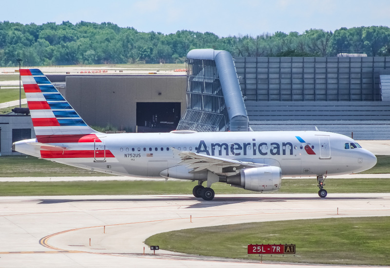 Photo of N752US - American Airlines Airbus A319 at MKE on AeroXplorer Aviation Database