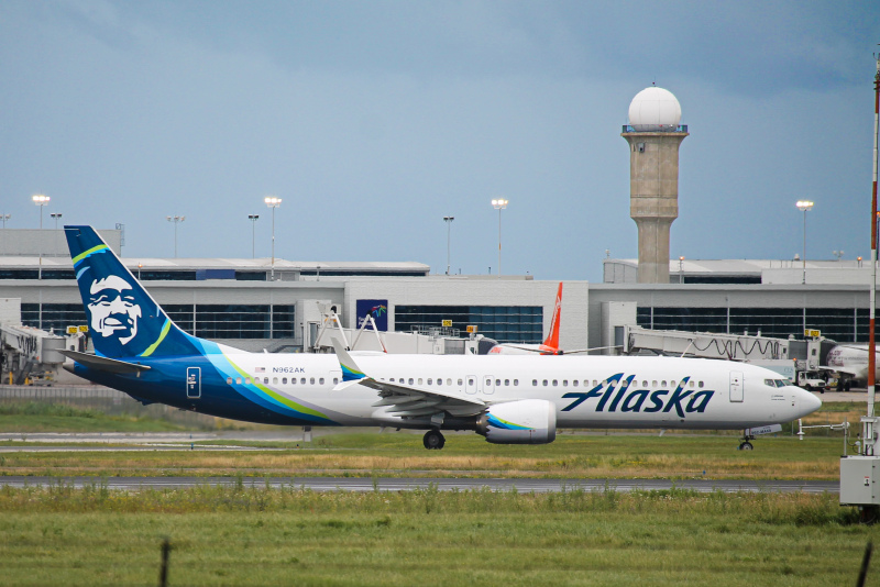 Photo of N962AK - Alaska Airlines Boeing 737 MAX 9 at YYZ on AeroXplorer Aviation Database