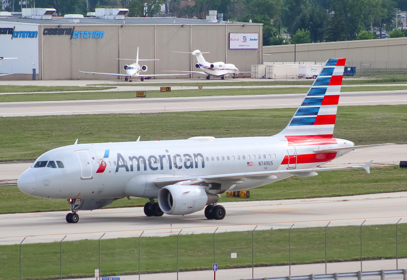 Photo of N749US - American Airlines Airbus A319 at MKE on AeroXplorer Aviation Database