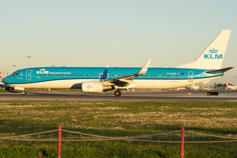 Photo of PH-BXP - KLM Boeing 737-800 at LIS on AeroXplorer Aviation Database