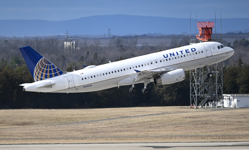 Photo of N480UA - United Airlines Airbus A320 at IAD on AeroXplorer Aviation Database