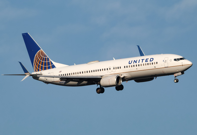 Photo of N78524 - United Airlines Boeing 737-800 at DCA on AeroXplorer Aviation Database