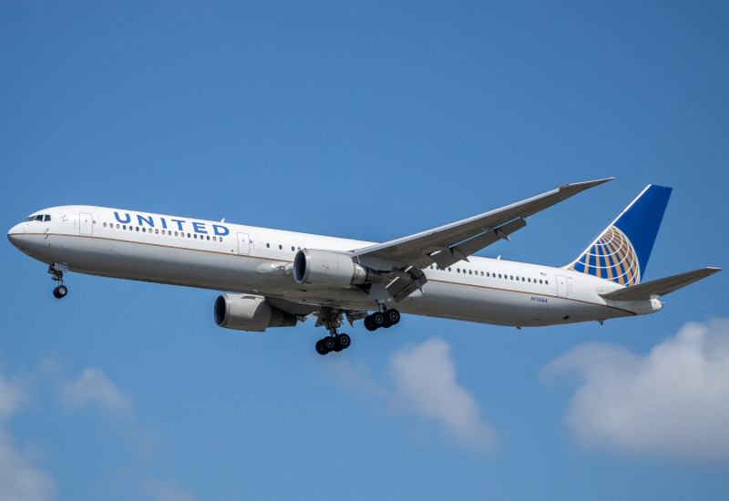 Photo of N76064 - United Airlines Boeing 767-400ER at EWR on AeroXplorer Aviation Database