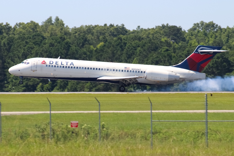 Photo of N950AT - Delta Airlines Boeing 717-200 at SAV on AeroXplorer Aviation Database