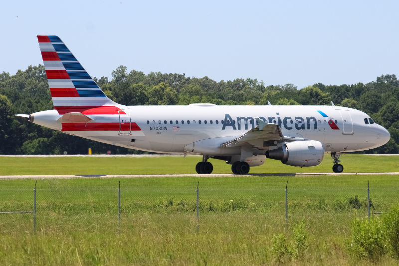 Photo of N703UW - American Airlines Airbus A319 at SAV on AeroXplorer Aviation Database