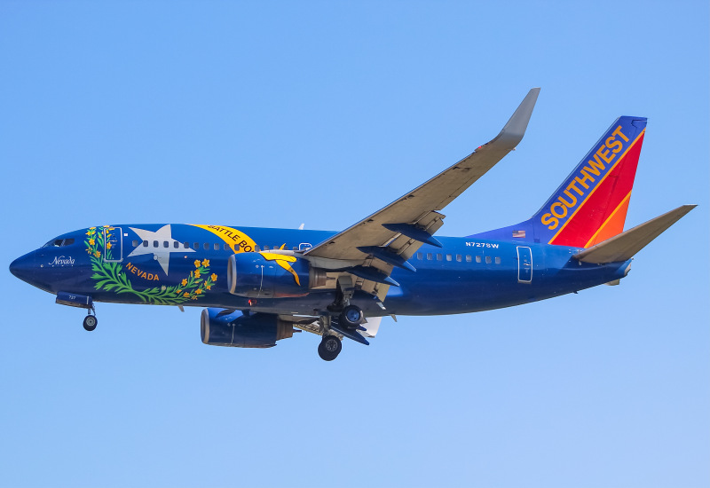 Photo of N727SW - Southwest Airlines Boeing 737-700 at MKE on AeroXplorer Aviation Database