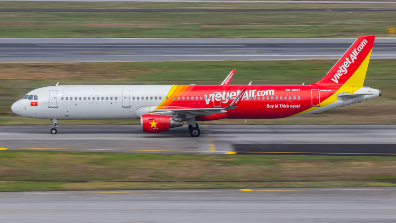 Photo of VN-A637 - VietJet Air Airbus A321 at SIN on AeroXplorer Aviation Database