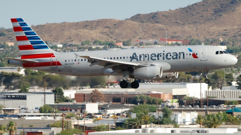 Photo of N669AW - American Airlines Airbus A320 at PHX on AeroXplorer Aviation Database