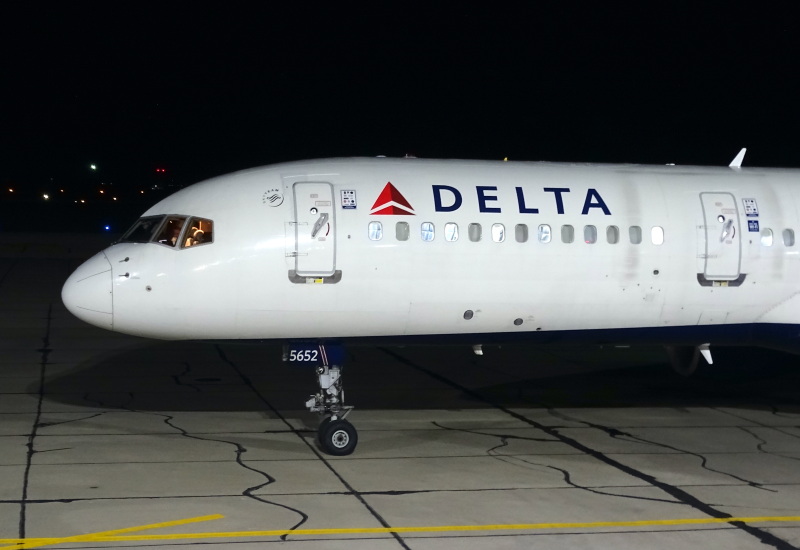 Photo of N552NW - Delta Airlines Boeing 757-200 at CMI on AeroXplorer Aviation Database