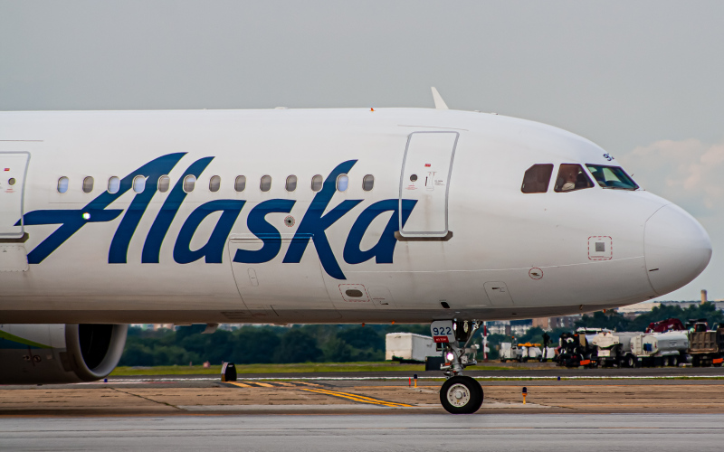 Photo of N922VA - Alaska Airlines  Airbus A321NEO at DCA on AeroXplorer Aviation Database